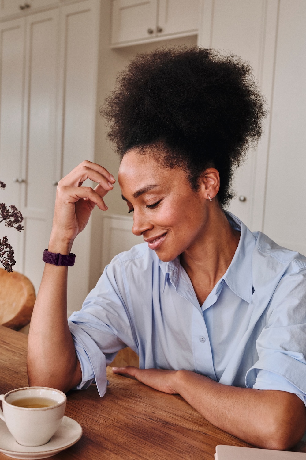 An Endovidual sitting down wearing the smart tracker band.